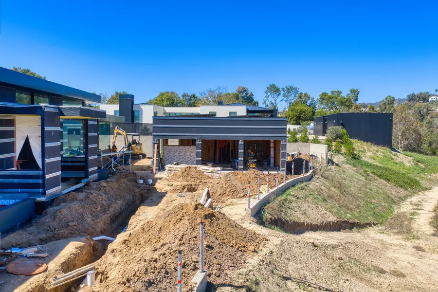 6642 Zumirez Drive, Malibu, CA